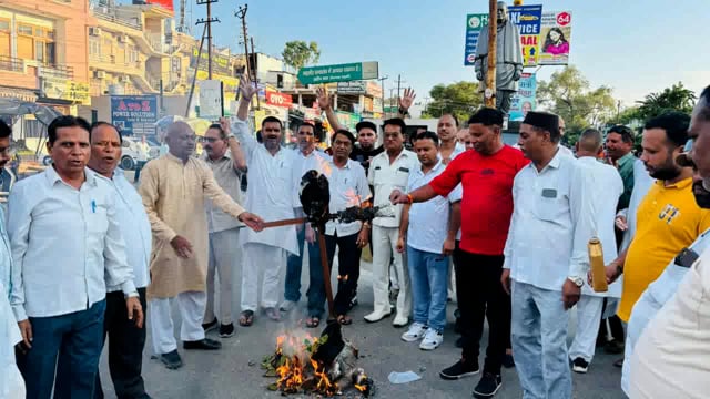 रुड़की कांग्रेस कार्यकर्ताओं ने फूंका भाजपा सांसद कंगना रनौत का पुतला! संसद सदस्यता रद्द करने की मांग!