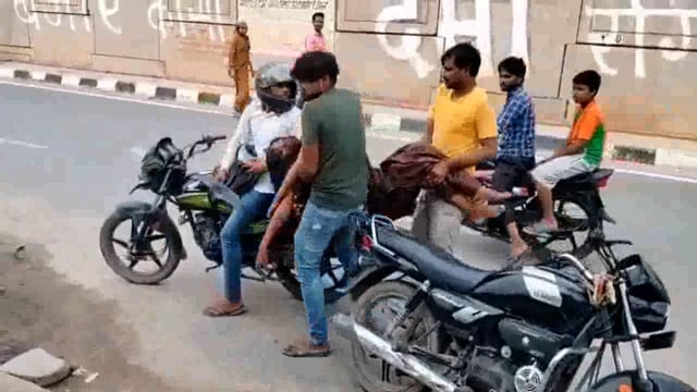बाइक से गिरी महिला गंभीर रूप से हुई घायल अमानवीय स्थिति देखने को मिली किसी ने नहीं की मदद