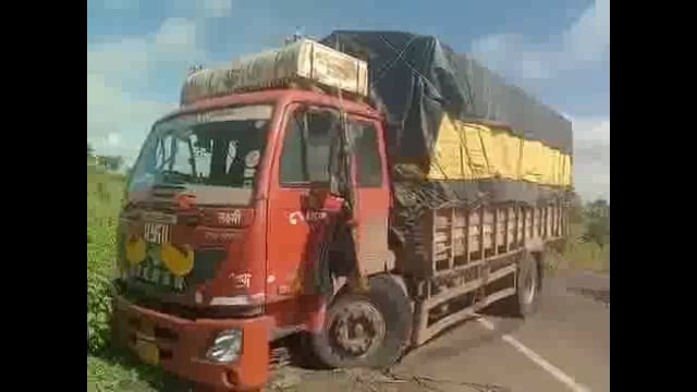 उमरगा मन्ना पाटी जवळ ट्रक व टेम्पोची धडक टेम्पो चालक किरकोळ जखमी