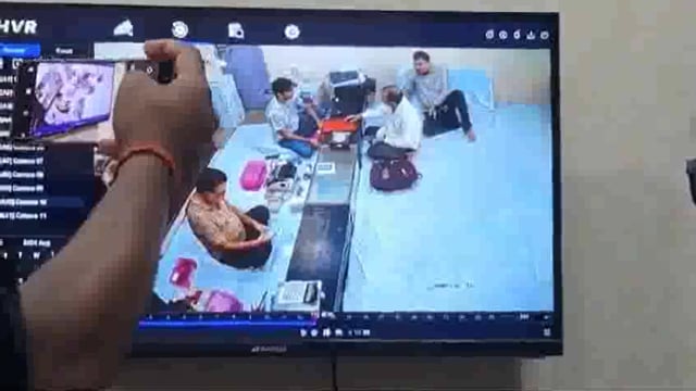 u p ke Sultanpur Jile Mein 5 karod ki  dindahaade dakaiti Bharat ji Sarafa thatheri Bajar Mein Hui vardat CCTV Mein kaid 3 kilo Sona 30 kilo Chandi Badmash Lekar Bhag Gaye SP Ne badmashon ko pakdane ke liye 24 ghante ka samay Manga