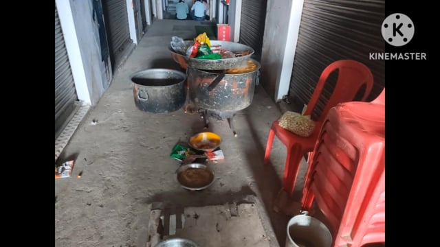 कन्याओं को भोजन कराकर भंडारे की शुरुआत की