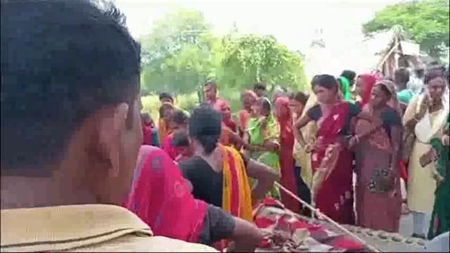 आक्रोशित ग्रामीणों ने शव को सड़क पर रखकर घंटों किया सड़क जाम; गिरफ्तारी के बाद टूटा सड़क जाम