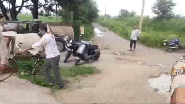 सादाबाद राजबहा में सुथरिया पुल पर मिला अज्ञात महिला का शव: पुलिस मौके पर 