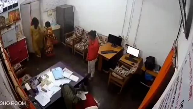MP ke Katni GRP Mahila Ti Ne Mahila aur uske bacche ko Kamre Mein Band Karke Lathi dandon Se pitaai Ki Yahi Nahin Kai police Karmi bhi Lathi dandon se pitaai karte hue Najar a Rahe Hain video Hua viral