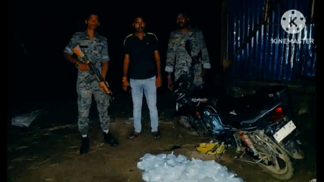 पुलिस ने 132 लीटर महुआ शराब के साथ एक मोटरसाइकिल को किया जप्त