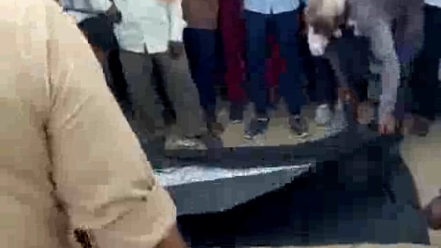 अम्बेडकरनगर...
बॉर्डर के नज़दीक बरामदपुर सुल्तानपुर में बस ने मारी टक्कर रामपती पुत्र जियालाल राजभर लाभापार थाना जलालपुर की हुई मृत्य।