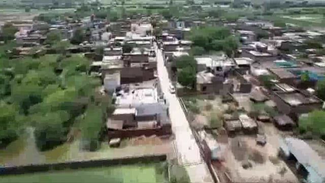 मथुरा ट्रेन के पानी से 200 एकड़ फसल जलमग्न राजीव भवन पहुंचकर ग्रामीणों ने बताया अपना दर्द