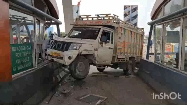 एक्सप्रेसवे पर अनंत्रित पिकअप गाड़ी टोलबूथ से  टकराई टोल कर्मचारी बाल बाल बच्चा वीडियो सीसीटीवी कैमरे में हुई कैद
