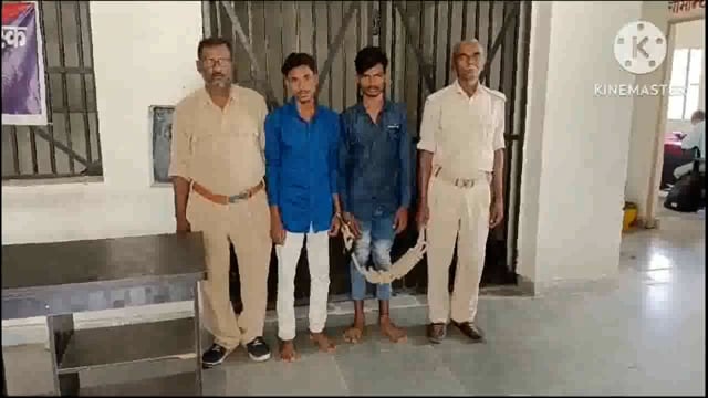 परना डाबर मोड़ के समीप से पुलिस ने 150 लीटर महुआ शराब के साथ दो मोटरसाइकिल सवार धंधेबाज को किया गिरफ्तार,एक फरार