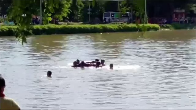 13 वर्षीय बालक की पोखर में डूबने की आशंका पर पोखर पर स्थानीय लोगों की जुटी भीड़; तैराक भी रहे असफल 