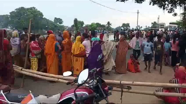 एसडीआरएफ टीम पहुंचते ही आक्रोशित ग्रामीणों ने हटाया सड़क जाम