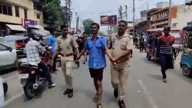 सिर्फ फिरे युवक ने किया हंगामा श्री कृष्ण जन्म स्थान पर गाड़ी में हुआ कैद कड़ी मस्कत के बाद पुलिस ने लिया हिरासत