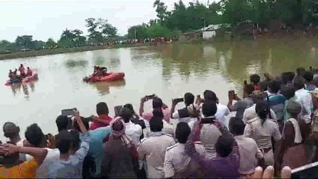 एसडीआरएफ टीम ने पोखर से निकाला युवक का शव, ग्रामीणों की जुटी भीड़; परिजनों का रो रो कर है बुरा हाल 