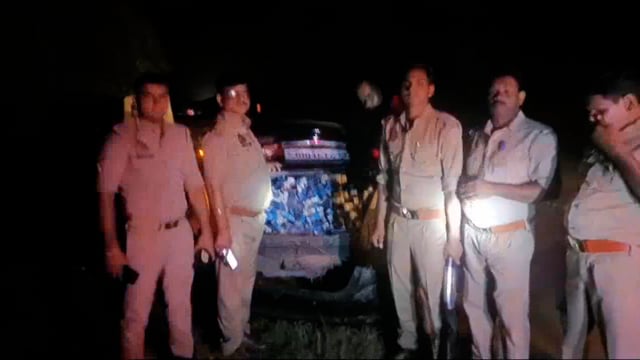  आबकारी टीम व माट पुलिस ने अवैध शराब से भरी  दुर्घटनाग्रस्त  कार कब्जे मे ली