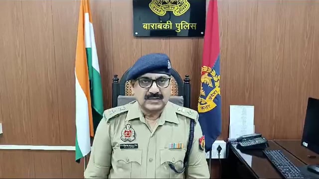 Barabanki Kothi Thane Mein police Ne do shatir badmashon ko Pakda Jinke pass se 16 mobile phone aur ek tamancha baramad Kiya Iske sambandh mein Apar police adhikshak dakshini doctor Akhilesh Narayan ki bite