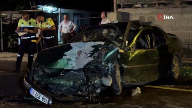 Kafa kafaya çarpışan otomobiller hurdaya döndü: 4'ü ağır 7 yaralı