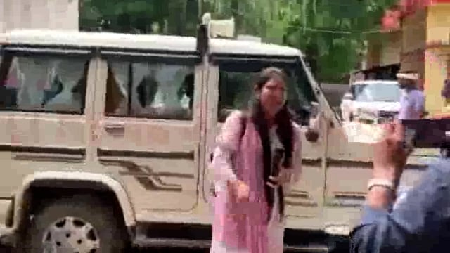 Amethi Janpad Musafirkhana Tahsil Mein S D M Ki Kar Shaili per bhadki Mahila reporter ka video Hua viral