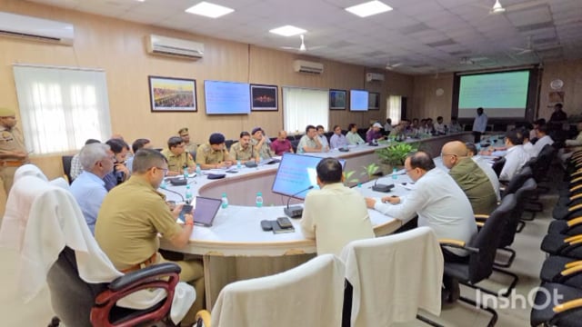 डीएम एसपी ने राधा जन्मोत्सव को लेकर अधीनस्थों के साथ की बैठक दिए दिशा निर्देश