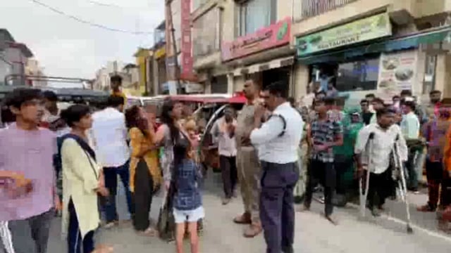 ई-रिक्शा चालक महिलाओं ने किया हाई वोल्टेज ड्रामा रोड पर लगाया जाम