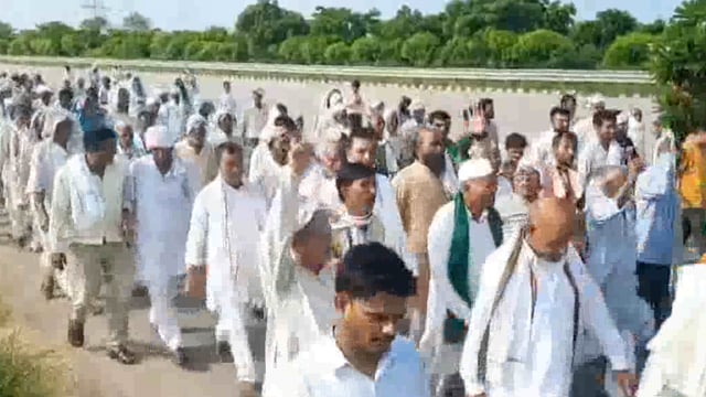 थाने चौकी और तहसील में हो रहे  भ्रष्टाचार से परेशान होकर किसानों ने किया यमुना एक्सप्रेस पर शांति मार्च