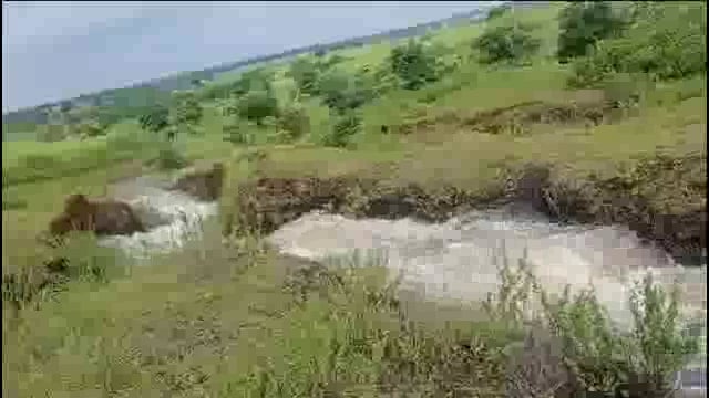 चवळे तांडा येथील तलावाच्या पाळूना पडल्या भेगा,खबरदारी म्हणून तलावाचा सांडवा खोदला