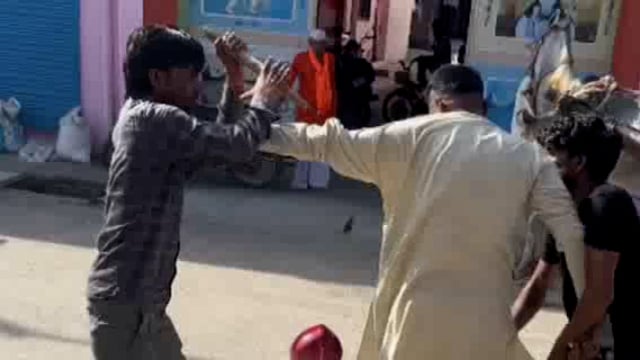 धनौरी थाना क्षेत्र के एक गांव के चौराहे पर जमकर हुई लठबाजी! वीडियो हुआ वायरल!