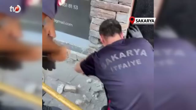 Duvar İçine Sıkışan Yavru Kedi İtfaiyenin Titiz Çalışmasıyla Kurtarıldı