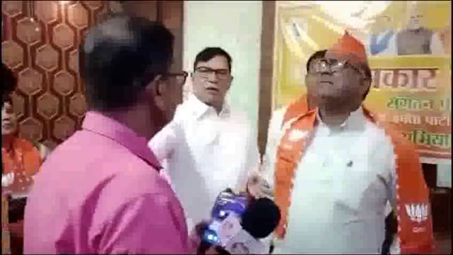 *राज्य मंत्री गिरीश चंद्र यादव के बिगड़े बोल सरे आम दे रहे बद्दी बद्दी गलियां*
जौनपुर में राज्यमंत्री गिरीश चंद्र यादव से एक पत्रकार से हुआ विवाद मीडिया वालों के सामने ही मंत्री जी हुये आग बबूला देने लगे गलियां।