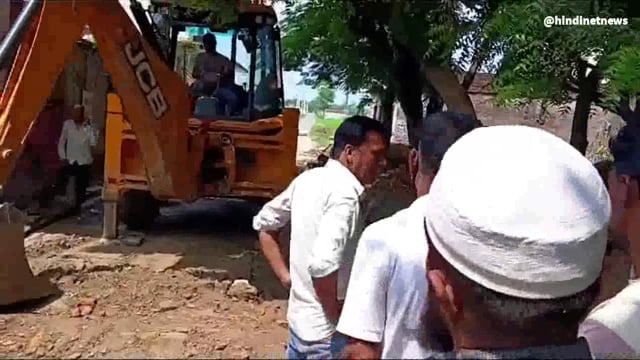 पुलिस की मौजूदगी में नाली की खुदाई जेसीबी से की गई शुरू