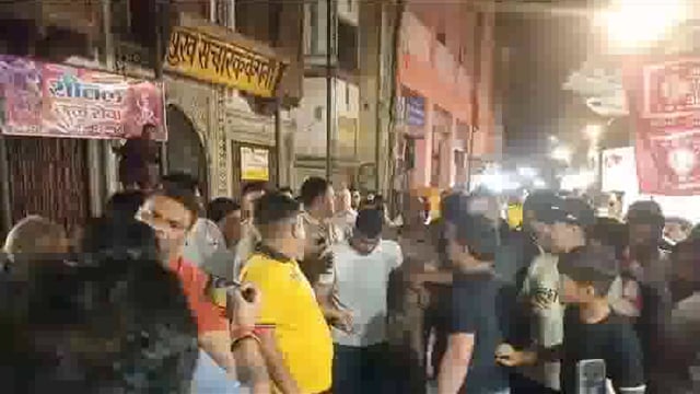 कोचिंग पढ़ने जा रही लड़की के साथ मनचले युवक ने की छेड़खानी भीड़ ने मनचले को दौड़ा-दौड़ा कर पीटा वीडियो हुआ वायरल