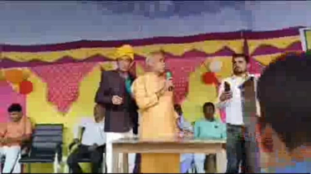 सेवानिवृत शिक्षक अपनी विदाई समारोह के अवसर पर अपने जीवन काल की व्याख्या विद्यालय परिवार व विद्यालय के छात्र-छात्राओं को 