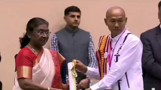 महामहीम राष्ट्रपती द्रौपदी मुर्मू यांच्या हस्ते दिल्ली येथे गडचिरोली जिल्ह्यातील शिक्षकांचा सन्मान