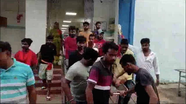 सड़क दुघर्टना में तीन जख्मी; दो रेफर 