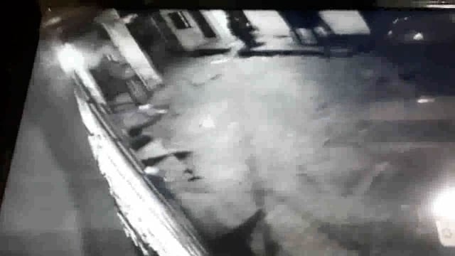 नारायण दास स्कूल के पास देर रात को एक बुर्का वाली औरत ने किये गेट लॉक सीसीटीवी कैमरा में कैद हुई घटना