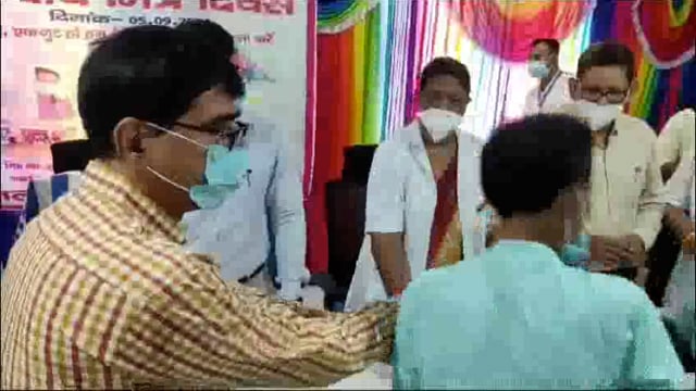 निक्षय मित्र दिवस पर जिला पदाधिकारी द्वारा टीबी मरीजों के बीच फूड पैकेट का किया वितरण