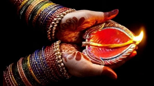 हरितालिका तीज व्रत को लेकर सुहागिन महिलाएं पति की लंबी आयु के लिए भगवान शिव एवं माता पार्वती की विधिवत की पूजा अर्चना