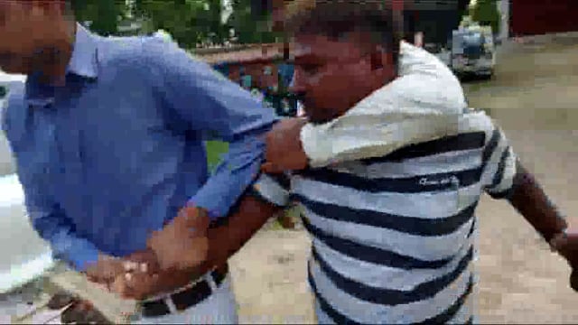 Ayodhya jila mein Sahayak Lekha Adhikari Amrendra Pratap singer Ne Prathmik Vidyalay ke principal Yasmeen Fatima ke nidhan per Uske Patni GPF ka Paisa namni karvane ke liye aavedan kiya tha iske liye Amrinder Pratap Singh Ji Ne ₹100000 ki rishwat liye Vigilance team ne Dard pahuncha