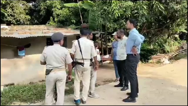 अतिक्रमित जमीन का अंचल कार्यालय के कर्मीयों ने की जांच 