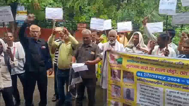 ठगी पीड़ित पहुंचे डीएम ऑफिस आंदोलन की थी चेतावनी दिया ज्ञापन