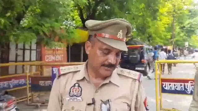 यातायात विभाग द्वारा 14 अगस्त को लगने वाले लोक अदालत में पम्पलेट बांटकर लोगों को किया जा रहा है जागरूक