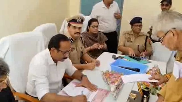 कोंच ब्लॉक परिसर में कमिश्नर व डीआईजी की अध्यक्षता में संपन्न हुआ सम्पूर्ण समाधान दिवस, 42 फरियादियों ने दर्ज कराई शिकाय