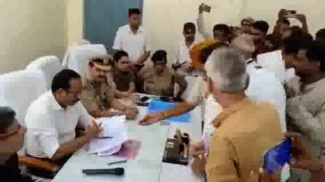 कोंच:खतौनियों में गलत अंश दर्ज किए जाने का अधिवक्ताओं ने लेखपालों पर लगाया आरोप