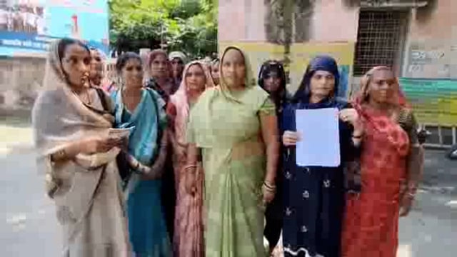 कोंच:स्वयं सहायता समूह की महिलाओं ने प्रबंधक पर पैसा हड़पने का लगाया आरोप