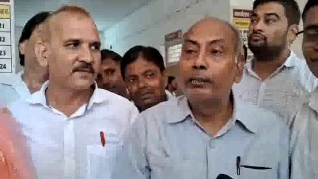 महिला अधिवक्ता की हत्या के विरोध में छाता के वकीलों ने प्रदर्शन कर सोपा ज्ञापन