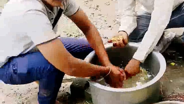 निस्वार्थ समाज सेवा संस्था ने वृंदावन में गरीब और असाहय लोगों के लिए भोजन वितरित किया