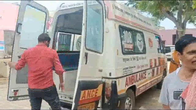 बरसाना के गांव हातिया में सोच करने जा रही महिला पर कुत्ता ने बोला हमला घायल को जिला अस्पताल में कराया भर्ती