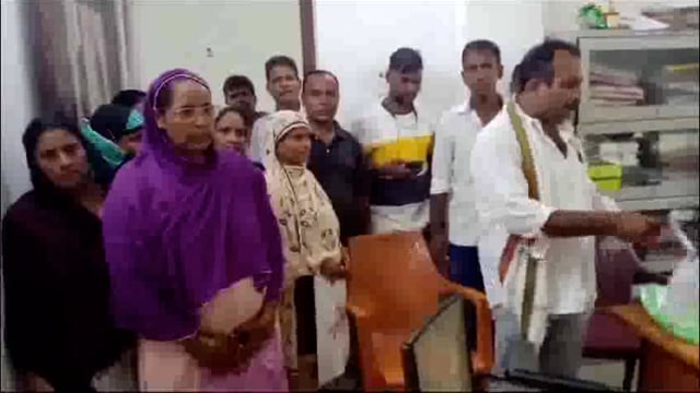 33 लाख डकार गए जीविका समूह एवं बैंक; नोटिस के बाद समूह ने किया प्रदर्शन