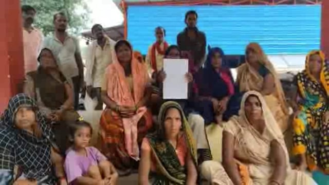 कोंच,कुँवरपुरा के ग्रामीणों ने गौवंशो को जबरन बन्द किये जाने का लगाया आरोप