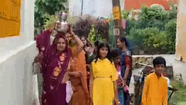 कोंच,तालाब में हुआ मौर का विसर्जन, महिलाओं ने की मौर छठ की पूजा