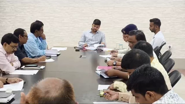 जिला पदाधिकारी ने लंबित पत्रों की समीक्षा बैठक